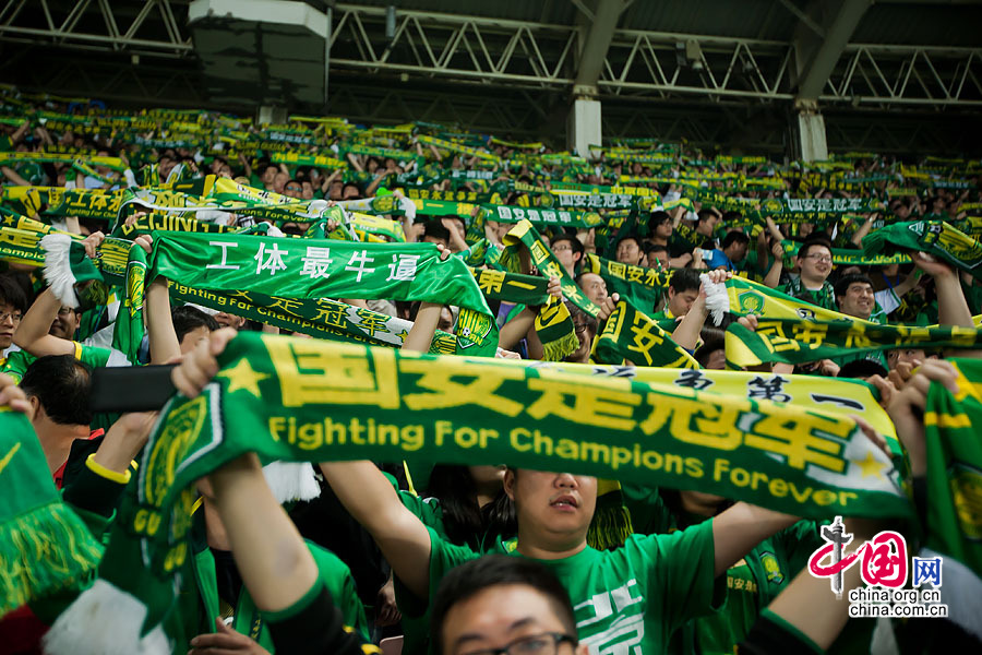 开赛前主场球迷高举围巾为北京国安队呐喊助威。
