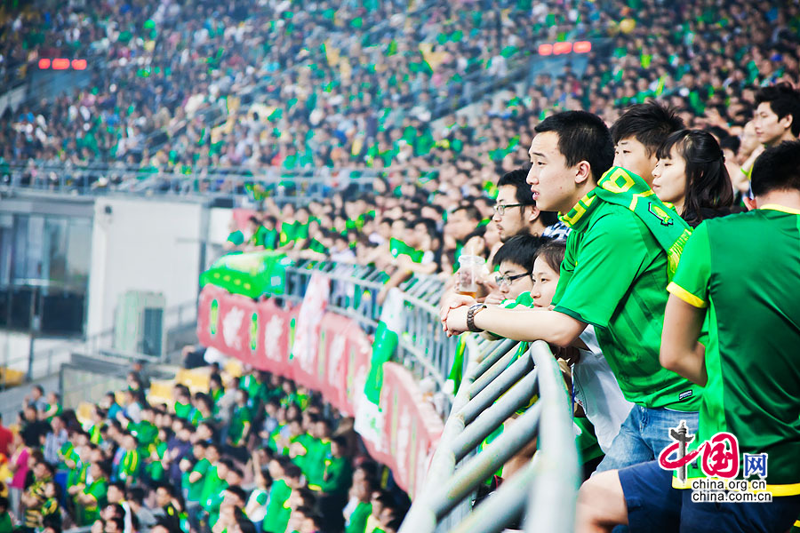 比赛开始后聚精会神观看比赛的北京球迷