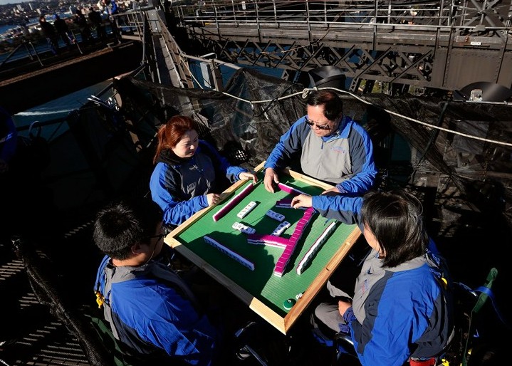 澳大利亚桥顶玩麻将 玩的是心跳