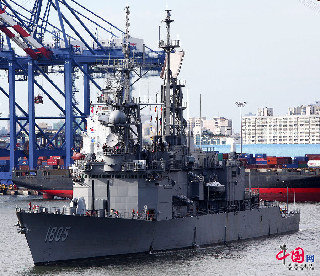 2013年5月15日，台湾海军纪德级飞弹驱逐舰编号1805“马公舰”，下午从海军旗津码头出港，载满媒体记者，将与其它多艘军舰会合组成演习舰队，前往台菲重叠海域进行海空联合操演。图片来源：CFP