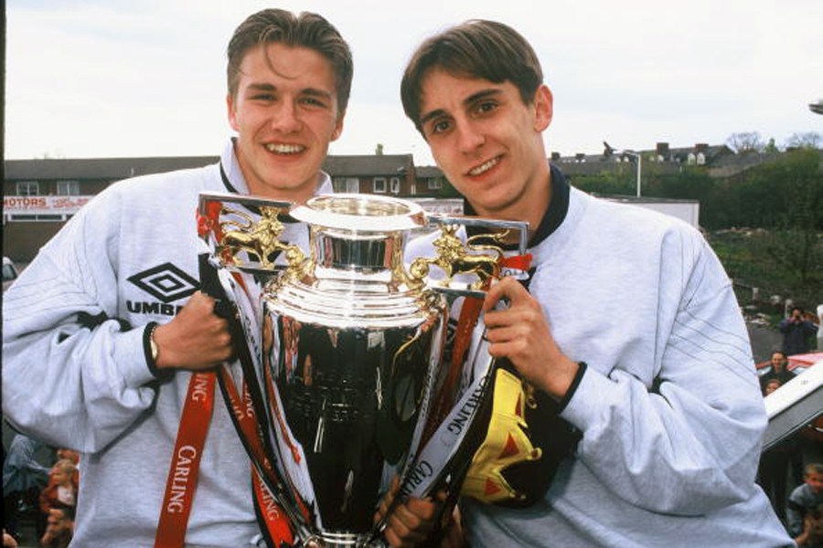 1996年5月12日，曼徹斯特，貝克漢姆與加裏·內維爾慶祝獲得英超冠軍。