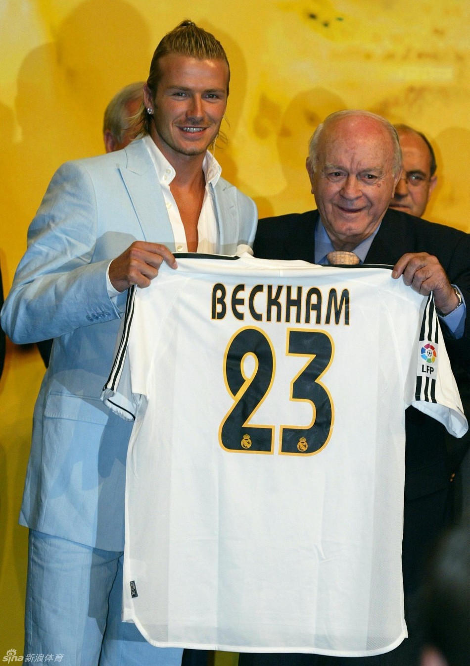 北京时间5月16日晚，英格兰球星贝克汉姆宣布将在本赛季结束后退出职业足坛。现年38岁的贝克汉姆此前代表英格兰出战国际比赛115场，58场以队长身份参加。贝克汉姆在曼联开始职业生涯，赢得过一次欧冠冠军、6次英超冠军、2次足总杯冠军。2003年，他加盟皇马，2007年夺得西甲冠军之后加盟了美国大联盟的洛杉矶银河队。效力于洛杉矶银河期间，他又两度以租借的方式加盟AC米兰。