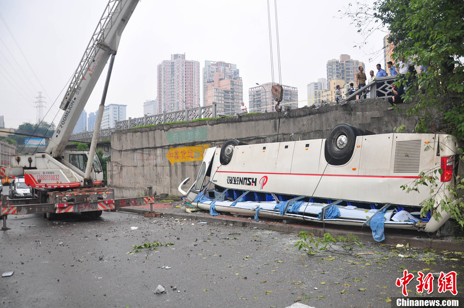 重庆一载31人客车坠桥 已致1死4伤[组图]