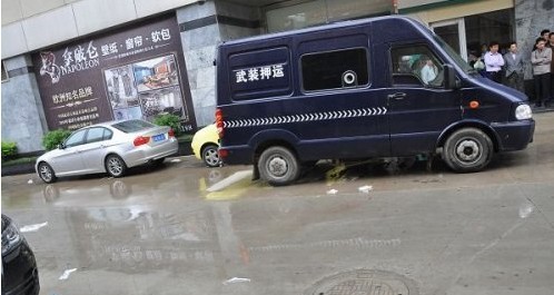押运员所乘坐的运钞车