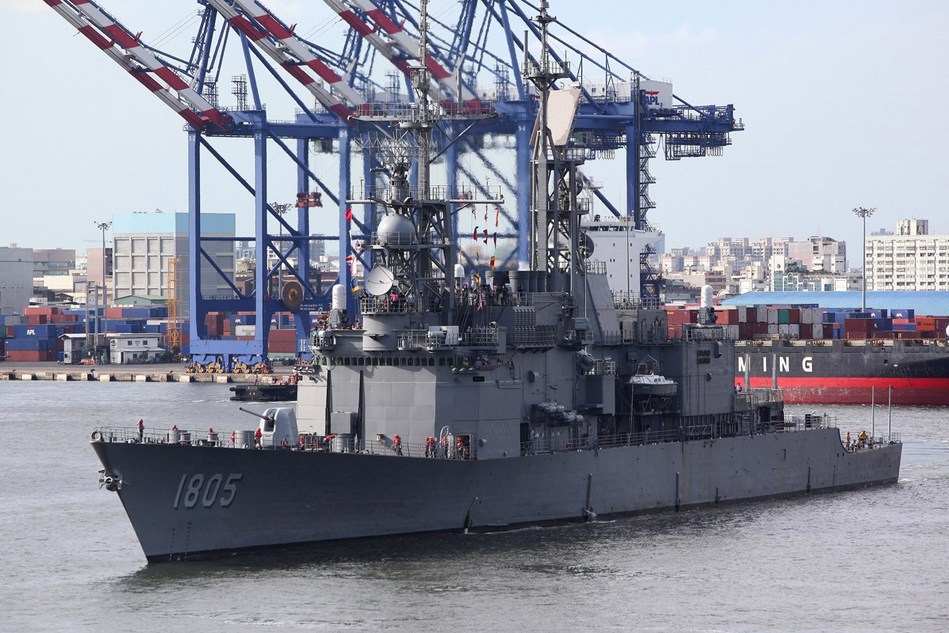 台湾主力战舰南下进行护渔演习