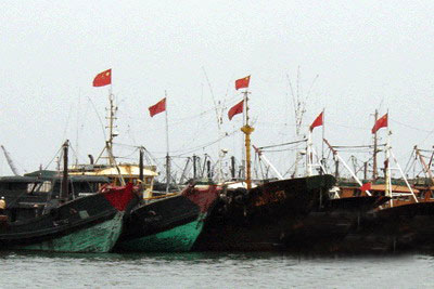 海南:渔船赴南沙捕捞 记者随钓手下海