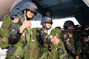 直击中国陆军首支女子特战连伞降训练
