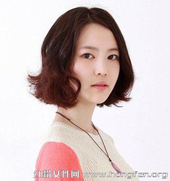 八字形侧分刘海发型 甜美韩式短短卷发(组图)