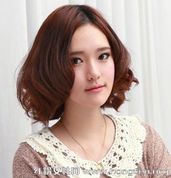 八字形侧分刘海发型 甜美韩式短短卷发(组图)