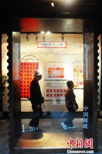 巨型“真人”邮票亮相苏州