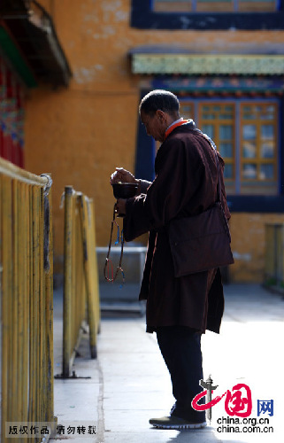 手中的一盏酥油灯，传达着信徒无限的虔诚和祈祷。中国网记者 杨佳摄影 
