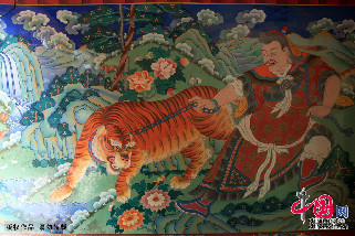 寺廟門洞的墻上,畫著有名的“蒙人馭虎”圖。中國網記者 楊佳攝影 