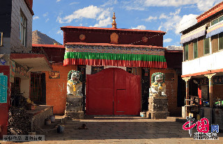 离开扎基寺时，寺院的朱红色的大门已经关闭。悠扬的铃声和诵经声还在继续……。中国网记者 杨佳摄影 