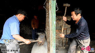 看着两位老人的辛苦，村上的邻里时不时的也跑来帮忙。 中国网图片库/王海滨 摄