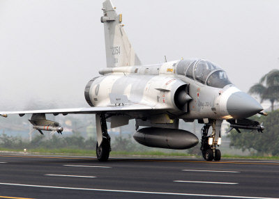 台湾一幻影2000战斗机坠海 两名飞行员获救_ 视频中国