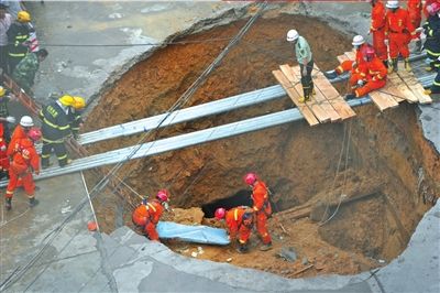 21日，救援人员在现场救援。新华社发