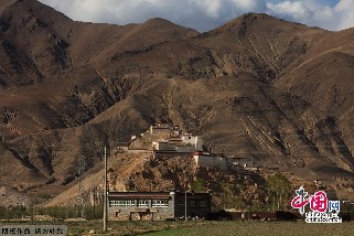 江孜宗山古堡雄踞山顶。中国网记者 杨佳 摄影