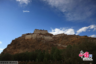 江孜宗山古堡雄踞山顶。中国网记者 杨佳 摄影
