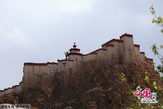 江孜宗山古堡雄踞山顶。中国网记者 杨佳 摄影