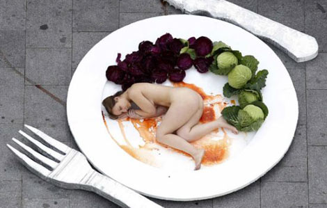 巴塞罗那街头裸体午餐抗议食肉行为
