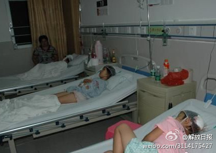 广东茂名一疑似精神病人持刀伤害6名小学生