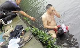 網友貼出民警張光聰一齣河水就睜不開眼，用手抹去臉上臟水的照片。