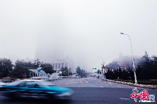 2013年5月23日，山東青島市內能見度非常低，遠處的建築隱藏在海霧中。  中國網圖片庫 王海濱 攝影
