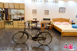 圖為80年代家庭組闔家具、自行車、縫紉機等“三轉一響”開始普及。中國網圖片庫 周會/攝