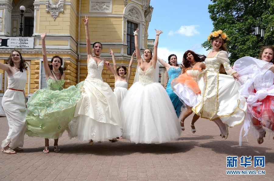 俄罗斯下诺夫哥罗德举办新娘狂欢节
