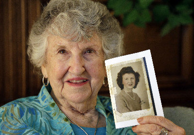 印第安纳州穆尔斯维尔90岁老妇劳拉手持她高中时的照片。