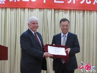 世界卫生组织驻华代表蓝睿明向中国控烟协会会长黄洁夫颁发“世界无烟日奖”。  中国网记者 裴希婷 摄影