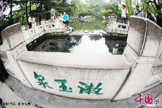 大明湖、趵突泉、千佛山是濟南的三大名勝。《漱玉詞》即以此泉命名。  中國網圖片庫 王海濱攝影