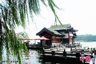 大明湖、趵突泉、千佛山是濟南的三大名勝。圖為湖心亭。  中國網圖片庫 王海濱攝影