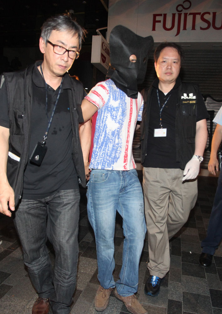 警方凭大厦闭路电视5小时闪电破案，于重庆大厦内拘捕疑涉案的南亚裔男子。（图片来源：香港《大公报》）