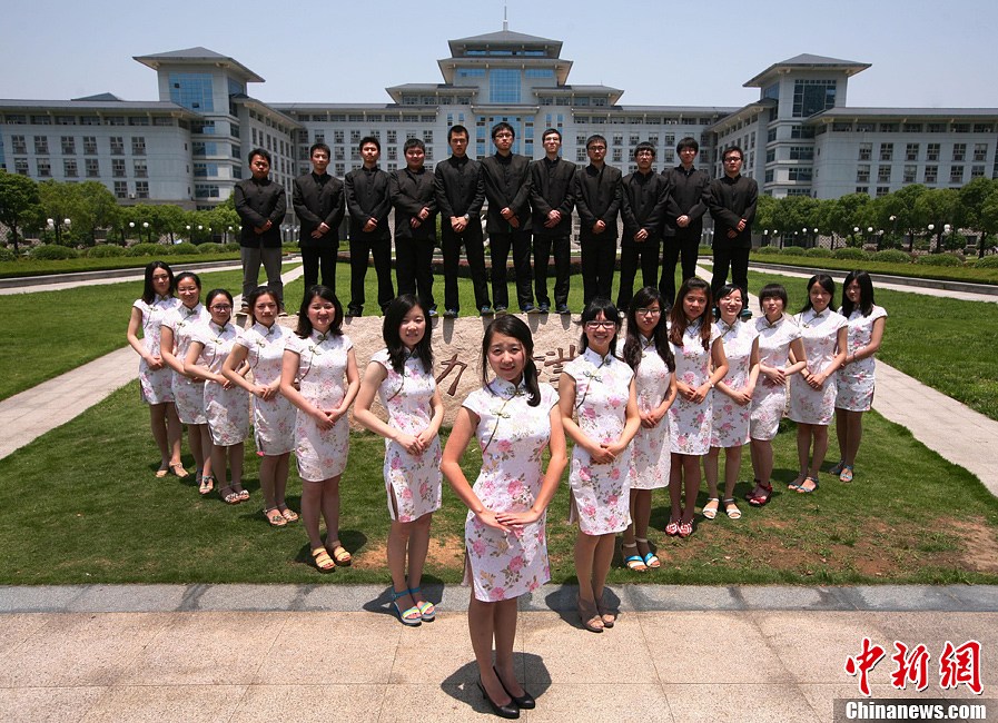 南京毕业大学生着旗袍中山装 校园留影致青春