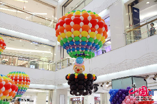 中厅悬挂的热气球造型气球作品。中国网图片库 建平摄影 