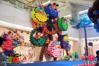 一層中廳舞臺氣球布景-摩天輪。中國網圖片庫 建平攝影 