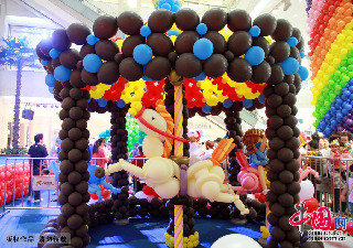 氣球做成的旋轉木馬。中國網圖片庫 建平攝影