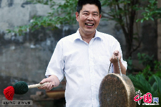  蒋义东让我们聆听一下他为韩国客户制作的铜锣。中国网图片库 王海滨/摄