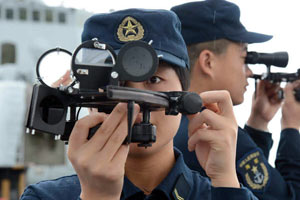 中国海军“兰州”号战舰首批女舰员亮相