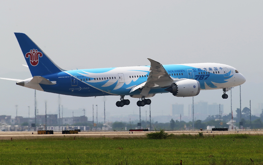 中国首架波音787飞机首航