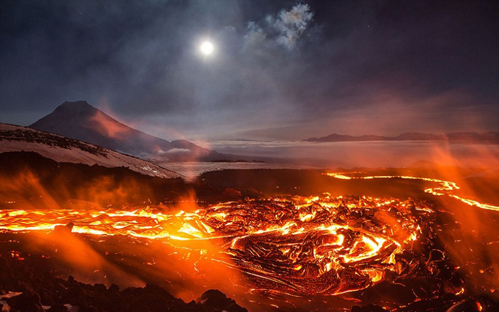 岩浆喷涌画面壮观瑰丽无比