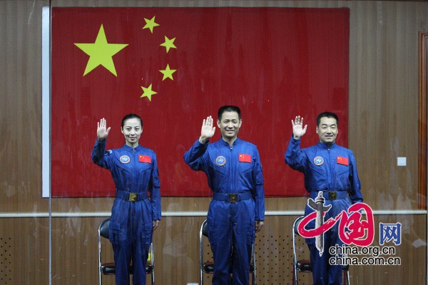 三名航天员与记者挥手示意 中国网 郑亮
