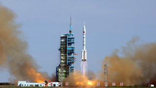 6月11日17时38分，神舟十号飞船在酒泉卫星发射中心发射升空。中国网郑亮摄