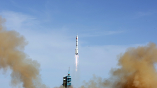 6月11日17时38分，神舟十号飞船在酒泉卫星发射中心发射升空。中国网郑亮摄