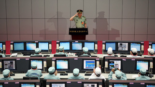 中央军委委员，任务总指挥长，总装备部张又侠部长宣布，神舟十号飞船发射取得圆满成功。 中国网记者 杨丹 摄影  