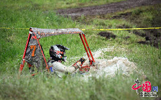 纽约州立大学水牛城分校的赛车正在穿越水洼区。中国网图片库 李晓峰摄影
