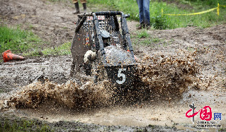 来自美国北俄亥俄大学的赛车在进行悬架和牵引系统测试。中国网图片库 李晓峰摄影
