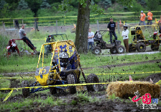 来自美国密西根大学安娜堡分校的赛车正在接受测试。中国网图片库 李晓峰摄影