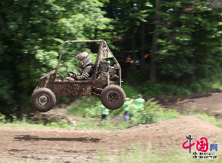 Baja SAE是由国际汽车工程师学会(SAE)举办的“学院设 计系列赛”中的小型全地形越野车赛事。来自加拿大里贾纳大学的赛车，通过一个小土坡后腾空而起。中国网图片库 李晓峰摄影 